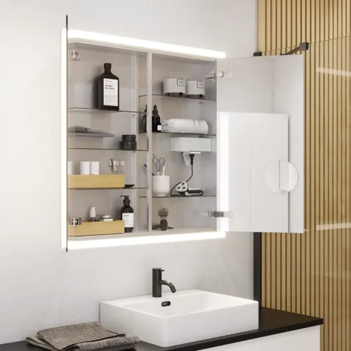 Stort badeværelse inspiration i moderne og minimalistisk stil med hvide badeværelsesmøbler og elegant sort bordplade med firkantede bordstående håndvaske, æstetiske og praktiske indbyggede spejlskabe med lysramme samt walk-in brusebad