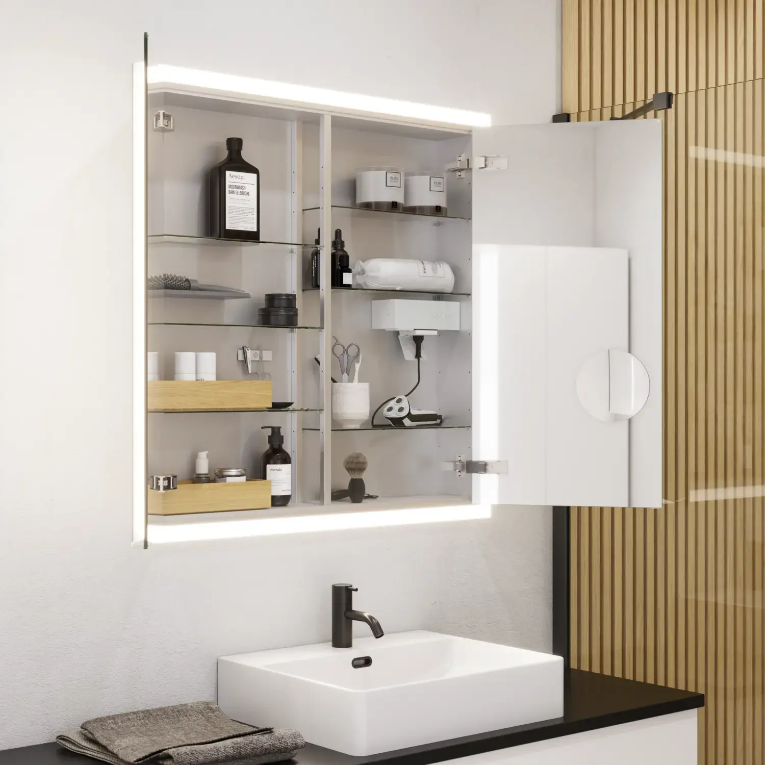 Stort badeværelse inspiration i moderne og minimalistisk stil med hvide badeværelsesmøbler og elegant sort bordplade med firkantede bordstående håndvaske, æstetiske og praktiske indbyggede spejlskabe med lysramme samt walk-in brusebad