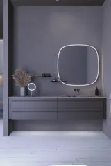 Stort badeværelse inspiration med grå vaskeskab med integreret greb, stilfuld sidestillet håndvask, firkantet spejl med afrundede hjørner, vægge i beton look samt rå materialer giver et urban udtryk