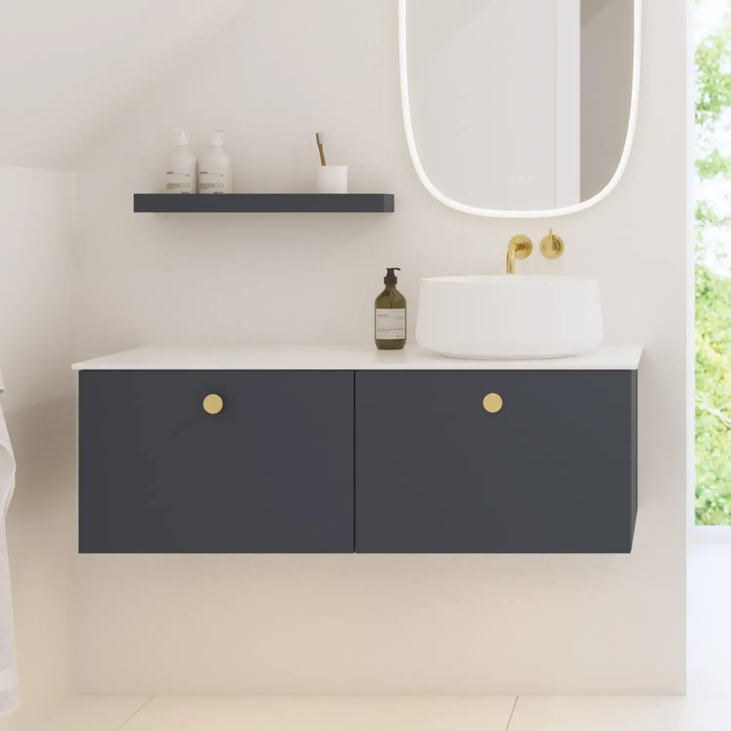 Elegant og moderne badeværelse inspiration med skrå loft, væghængte blå vaskeskab og underskabe, rund vask med messing armatur, oplyst spejl og naturligt lysindfald