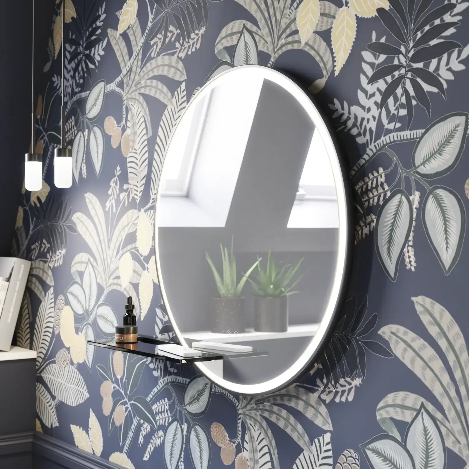 Badeværelse inspiration med mørkeblå vægpaneler, romantisk blomstret tapet, mørkeblåt vaskeskab med bløde former og et smukt rundt spejl med lys, der skaber et vintage udtryk
