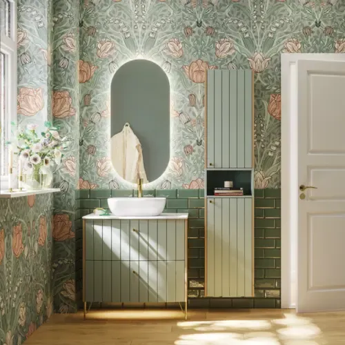 Badeværelse inspiration med grønne møbler i specialfarve med sider i natur eg, elegante riller, stilfuld bordplade med romantisk oval håndvask, smukt ovalt spejl og blomstret tapet giver et yndefuldt, vintage retro udtryk.