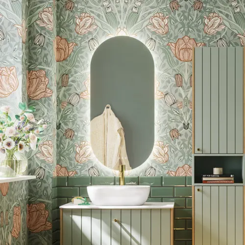 Badeværelse inspiration med grønne møbler i specialfarve med sider i natur eg, elegante riller, stilfuld bordplade med romantisk oval håndvask, smukt ovalt spejl og blomstret tapet giver et yndefuldt, vintage retro udtryk.