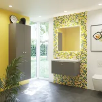 Badeværelse inspiration med badeværelsesmøbler i grå mat med elegant håndvask, smukt firkantet spejl, gråt gulv og små fliser i forskellige gule og grønne nuancer, der med gul væg giver et lyst og legende udtryk