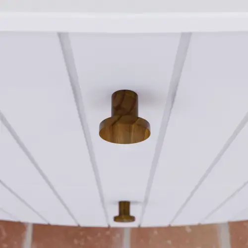 Stort badeværelse inspiration med hvide møbler med riller, elegante bordplader og bordstående håndvaske, ovale spejle med lys, synlige bjælker og fliser med mønster giver et vintage og stilfuldt udtryk