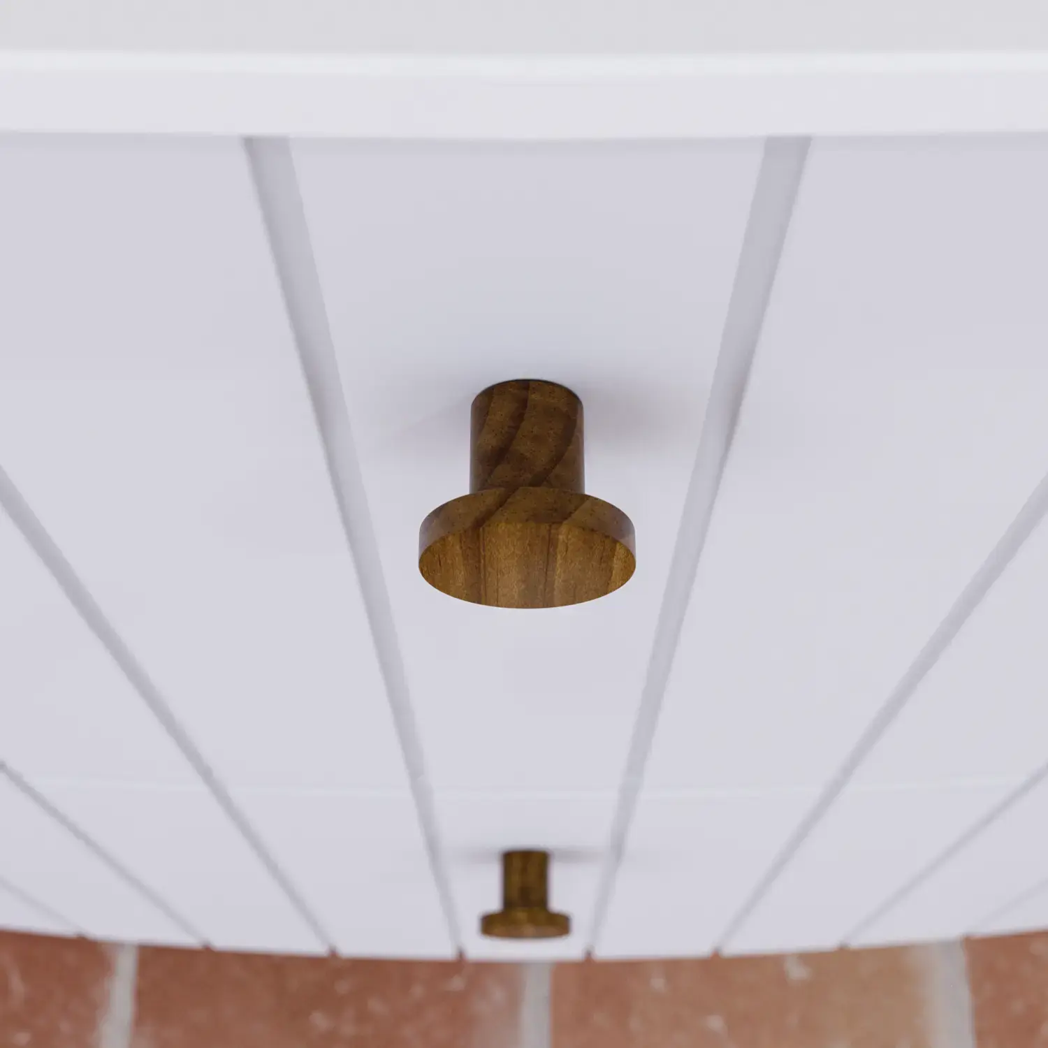 Stort badeværelse inspiration med hvide møbler med riller, elegante bordplader og bordstående håndvaske, ovale spejle med lys, synlige bjælker og fliser med mønster giver et vintage og stilfuldt udtryk