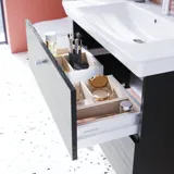 Badeværelse inspiration med elegant håndvask, samt vaskeskab med praktisk og lækker skuffeindretning i form af smukke trææsker, der giver optimal udnyttelse af plads.
