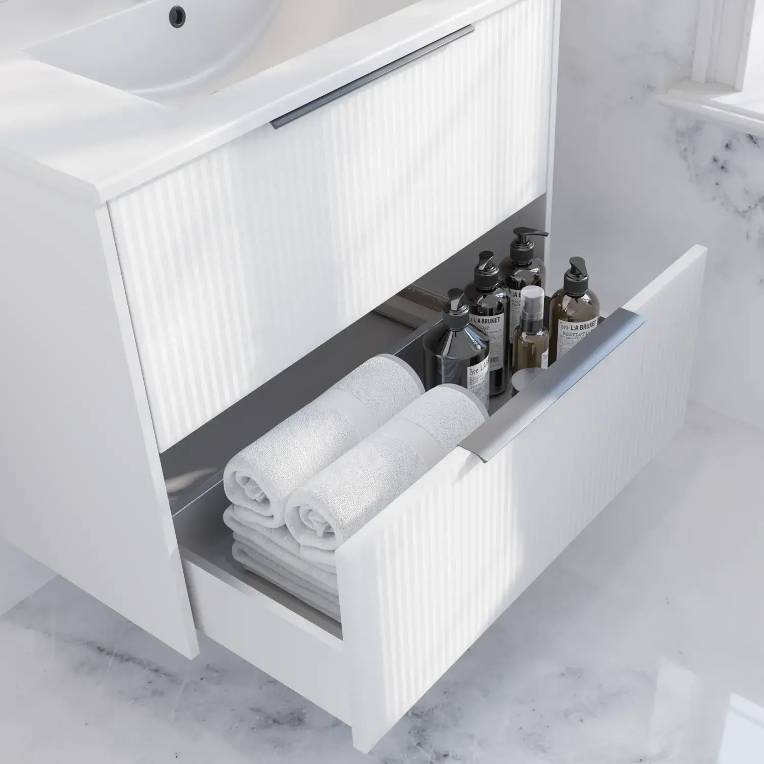 Badeværelse inspiration med hvidt vaskeskab med elegante riller og smuk håndvask, hvide marmorvægge og -gulv giver et lyst og moderne udtryk.