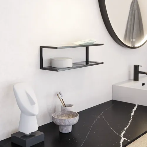 Stort urban badeværelse inspiration med natur eg møbler, stenbordplade med firkantet vask, rundt spejl med sort kant, naturfarver og terracottagulv giver et industrielt og moderne look