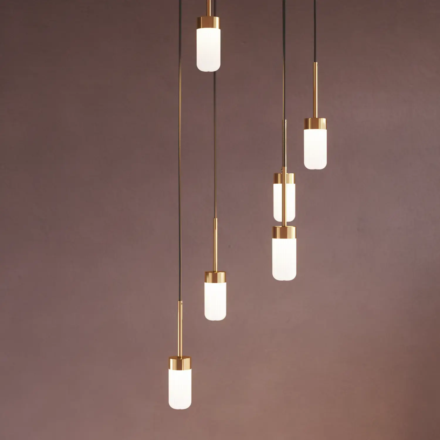 Badeværelse inspiration med romantiske hængelamper i blank messing, der giver et elegant touch til dit badeværelse.