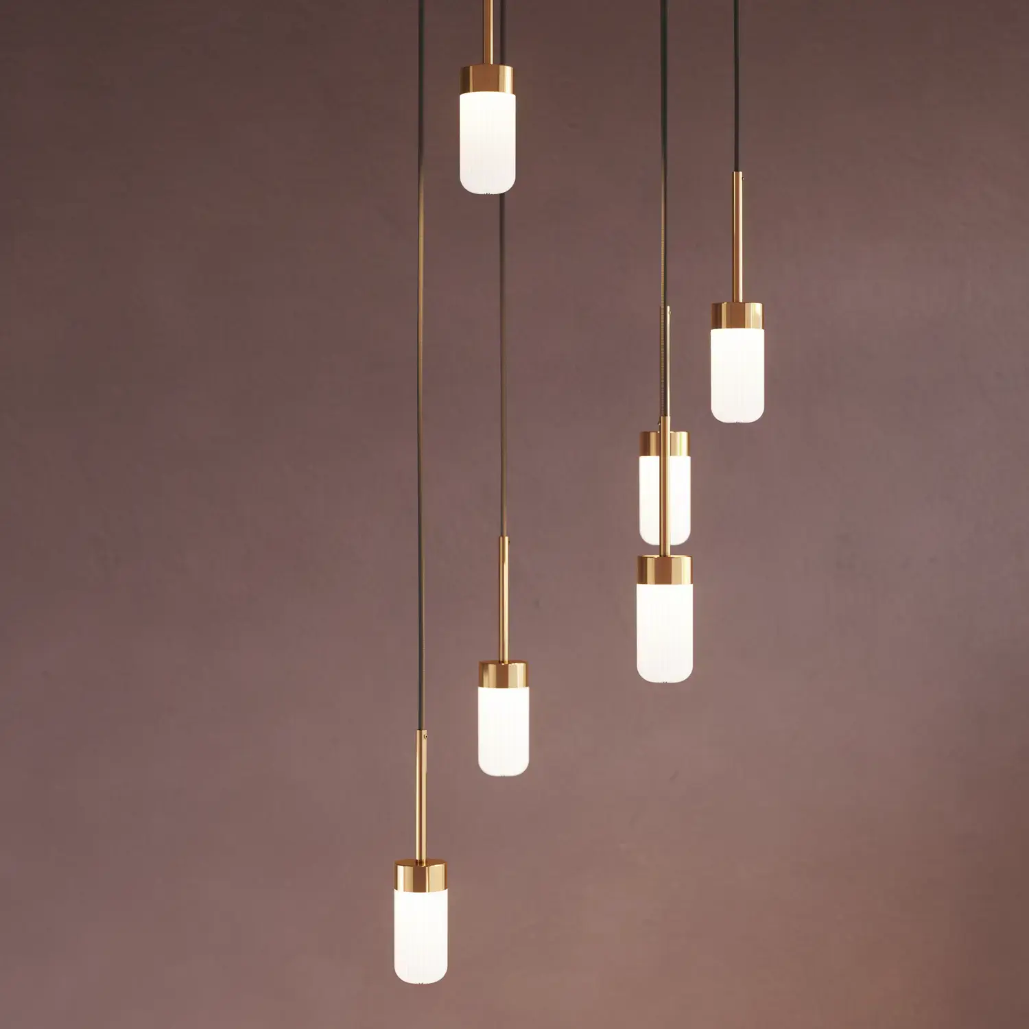 Badeværelse inspiration med romantiske hængelamper i blank messing, der giver et elegant touch til dit badeværelse.