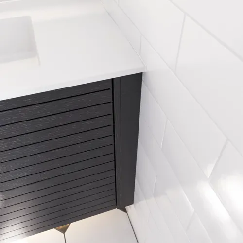 Stort badeværelse inspiration med badeværelsesmøbler i eg noir med elegante lameller, stilfuld dobbelt håndvask, firkantede spejle, hvide fliser med geometrisk mønster giver et lyst, symmetrisk og klassisk udtryk.
