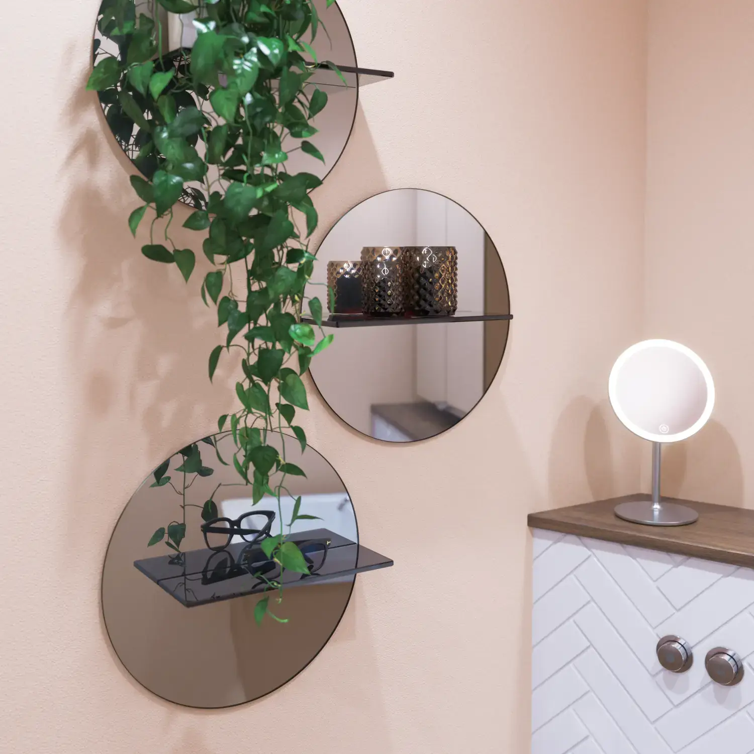 Lille badeværelse inspiration med lille vaskeskab i specialfarve med integreret greb, spejlskab med lamper, dekorationsspejl med tonet glashylde, hvide sildebensfliser på væggen giver et stilrent og klassisk udtryk.