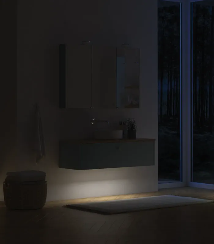 Stort badeværelse inspiration i nordisk stil med badeværelsesmøbler i lys blå farve og træbordplade med elegant bordstående håndvask, sildebensgulv i træ, der skaber en lys og klassisk stil