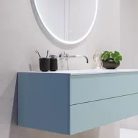 Stort og lækkert badeværelse med badeværelsesmøbler i lyse, blå farver og holdt i nordisk stil