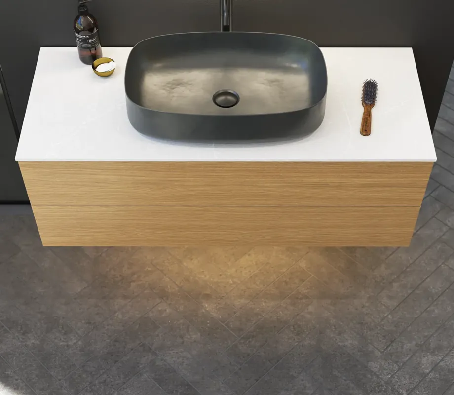 Minimalistisk og stilrent badeværelse inspiration med vaskeskab, underskabe og højskabe i gylden eg, stort rundt spejl med lysstyring, farvet toilet og bordstående håndvask