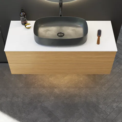 Minimalistisk og stilrent badeværelse inspiration med vaskeskab, underskabe og højskabe i gylden eg, stort rundt spejl med lysstyring, farvet toilet og bordstående håndvask