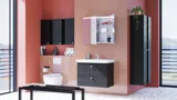 Stort badeværelse inspiration med badeværelsesmøbler i Sort Struktur med elegant håndvask samt smukt spejlskab med integreret lys, terrazzo gulv samt røde vægge og fliser giver et moderne look