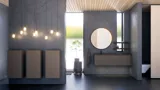Moderne badeværelse med grå vægge, træloft og rundt spejl. Minimalistisk design med flotte opbevaringsskabe.