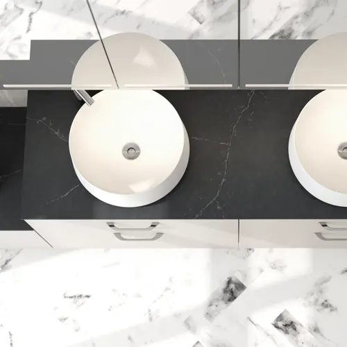 Romantisk badeværelse inspiration med spejlskab, der har praktiske og yndefulde opbevaringsløsninger, dobbelt bordstående håndvaske på en stenbordplade.