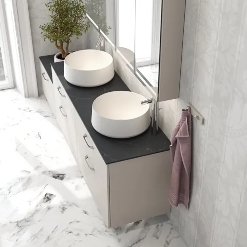 Romantisk badeværelse inspiration med spejlskab, der har praktiske og yndefulde opbevaringsløsninger, dobbelt bordstående håndvaske på en stenbordplade.