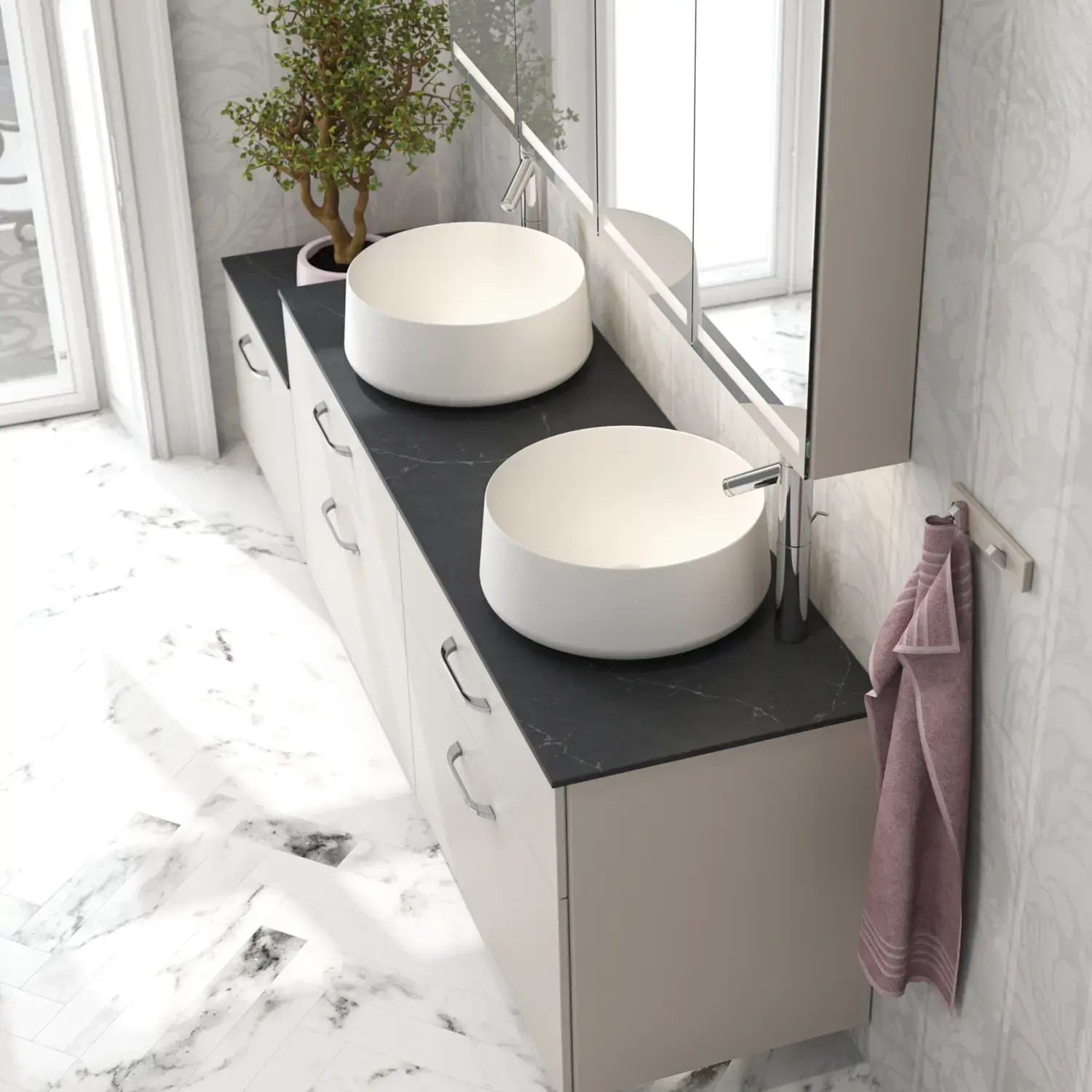 Romantisk badeværelse inspiration med spejlskab, der har praktiske og yndefulde opbevaringsløsninger, dobbelt bordstående håndvaske på en stenbordplade.