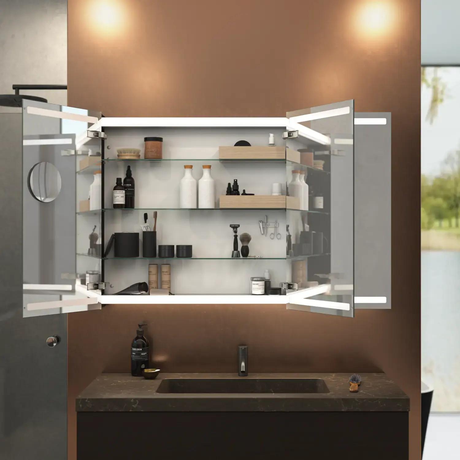 Stort, elegant badeværelse med mørke farver, stilfuldt spejlskab med integreret belysning, og luksuriøs stenbordplade.