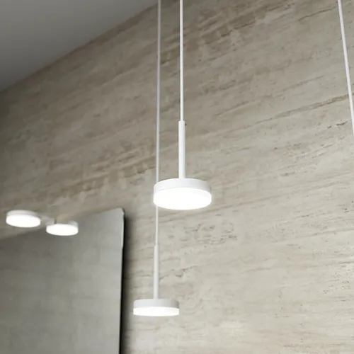 Stilrent badeværelse med elegante hvide loftslamper med matchende lamper over stilfuldt spejl med afrundede hjørner.