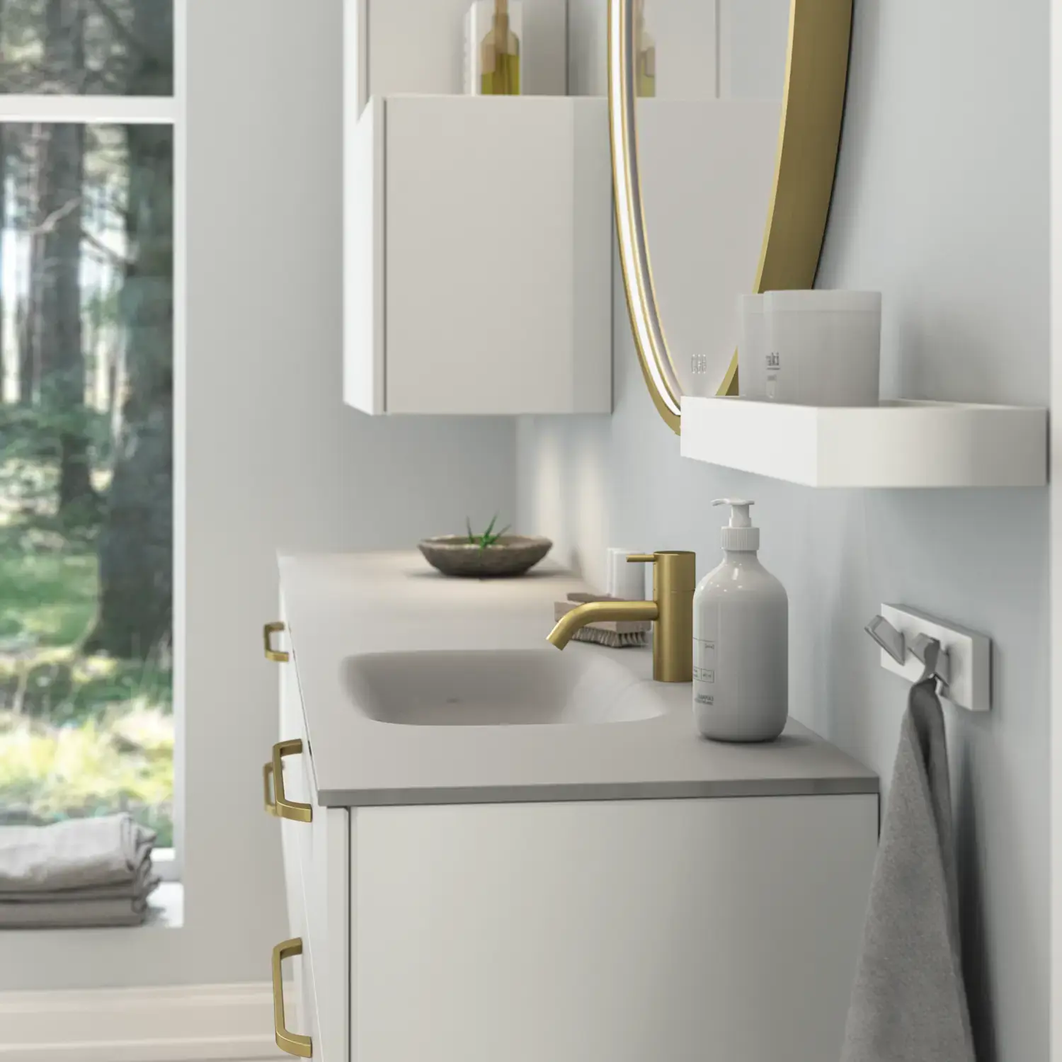 Stort og romantisk badeværelse med rundt spejl med guldkant