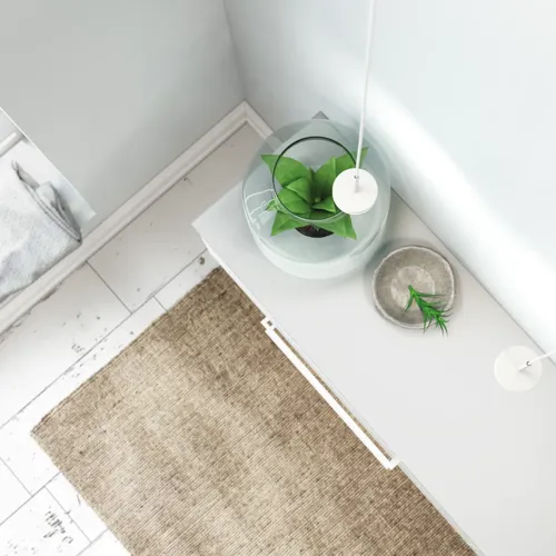 Stort og romantisk badeværelse med rundt spejl med guldkant