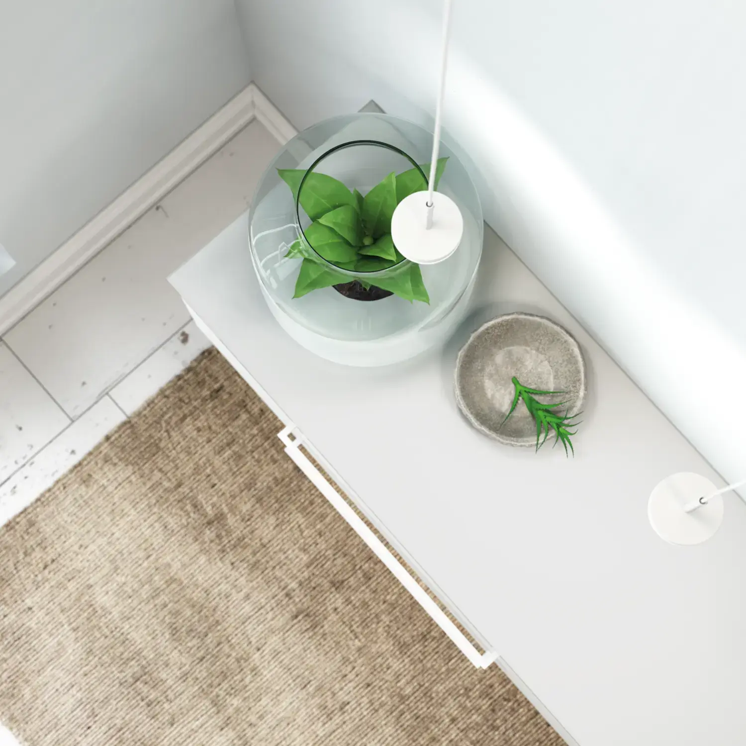 Stort og romantisk badeværelse med rundt spejl med guldkant