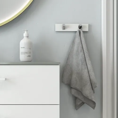 Stort og romantisk badeværelse med rundt spejl med guldkant