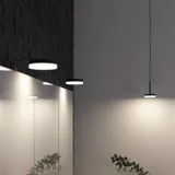 Badeværelse inspiration med moderne sorte lamper, der fremhæver badeværelsets minimalistiske og elegante stil med dæmpet lys.