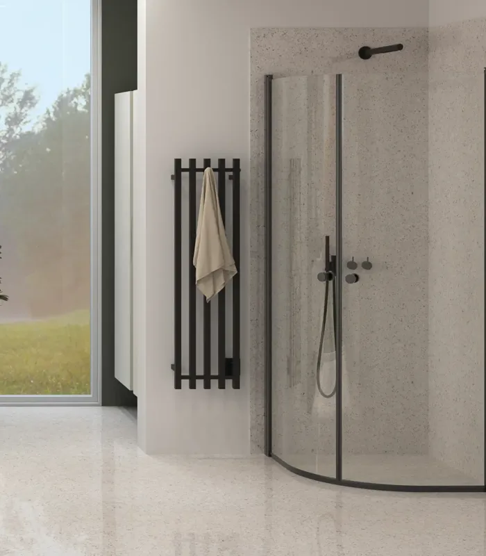 Stort badeværelse inspiration med vaskeskabe i specialfarve og integreret greb, runde spejle for et symmetrisk look, brusekabine med afrundede døre, elektrisk håndklædetørrer og stilfulde grønlige nuancer.