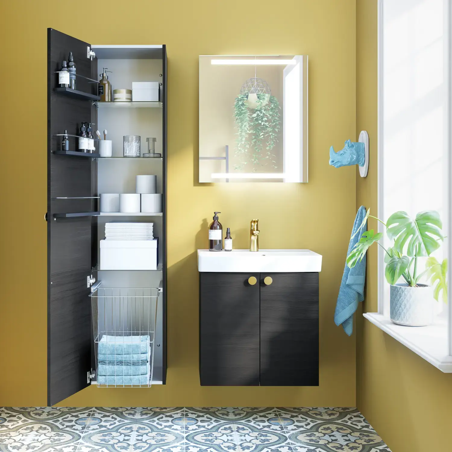 Lille badeværelse inspiration med badeværelsesmøbler i sort struktur med elegant håndvask, praktisk og lækker indretning samt runde messing greb, firkantet spejl med integreret lys, der giver et moderne udtryk.