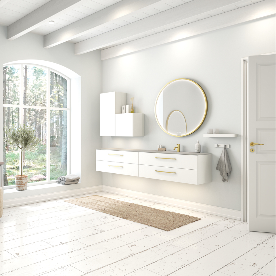 Stort og romantisk badeværelse med rundt spejl med guldkant