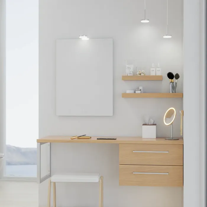 Moderne makeup-bord i nordisk stil med lyst træ, elegant belysning, firkantet spejl og opbevaringshylder, der skaber en stilfuld og funktionel plads