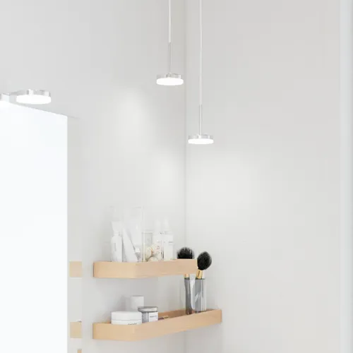 Moderne makeup-bord i nordisk stil med lyst træ, elegant belysning, firkantet spejl og opbevaringshylder, der skaber en stilfuld og funktionel plads.