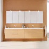 Moderne makeup-bord i nordisk stil med lyst træ, elegant belysning, spejl og opbevaringshylder, der skaber en stilfuld og funktionel plads.