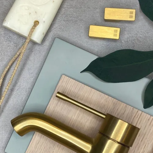 Moodboard til badeværelse med blå flise, lys trædekor, messingarmatur og messingdetaljer – en varm og eksklusiv farvekombination.