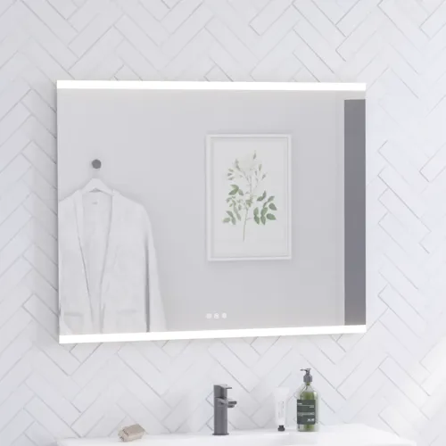 Badeværelse inspiration med vaskeskab og højskabe i sort eg, elegant firkantet håndvask og firkantet spejl med integreret lys, store hvide fliser på gulvet og sildebensfliser på væggen, der skaber et lyst og moderne udtryk.