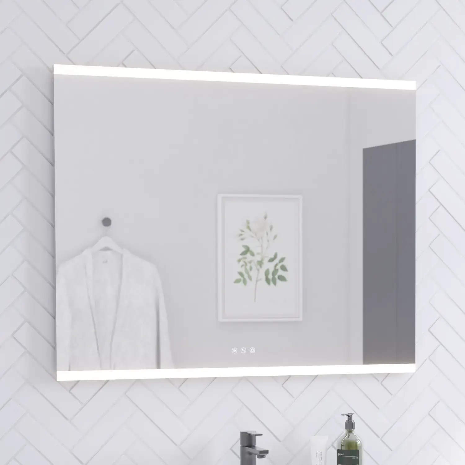 Badeværelse inspiration med vaskeskab og højskabe i sort eg, elegant firkantet håndvask og firkantet spejl med integreret lys, store hvide fliser på gulvet og sildebensfliser på væggen, der skaber et lyst og moderne udtryk.