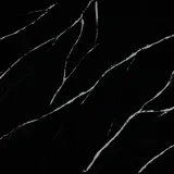 Silestone® bordplade i farven Eternal Marquina – en dyb, sort overflade i kvarts med markante, hvide åretegninger. Et eksklusivt valg, der kombinerer dramatisk elegance med slidstærk overflade.