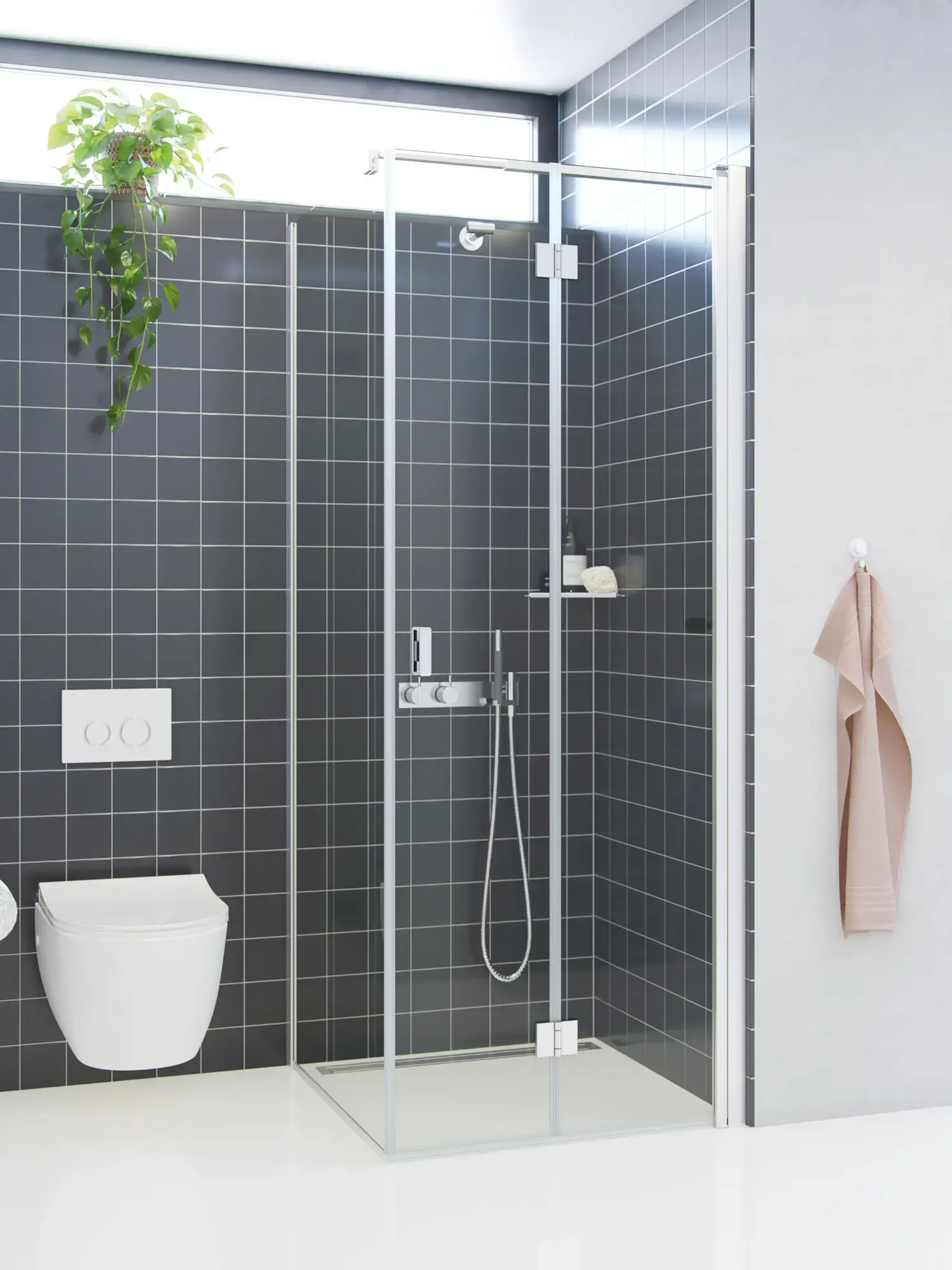 Badeværelse inspiration med bruseafskærmning med fast væg og foldedør i klart glas og satin der giver et lyst og moderne udtryk.