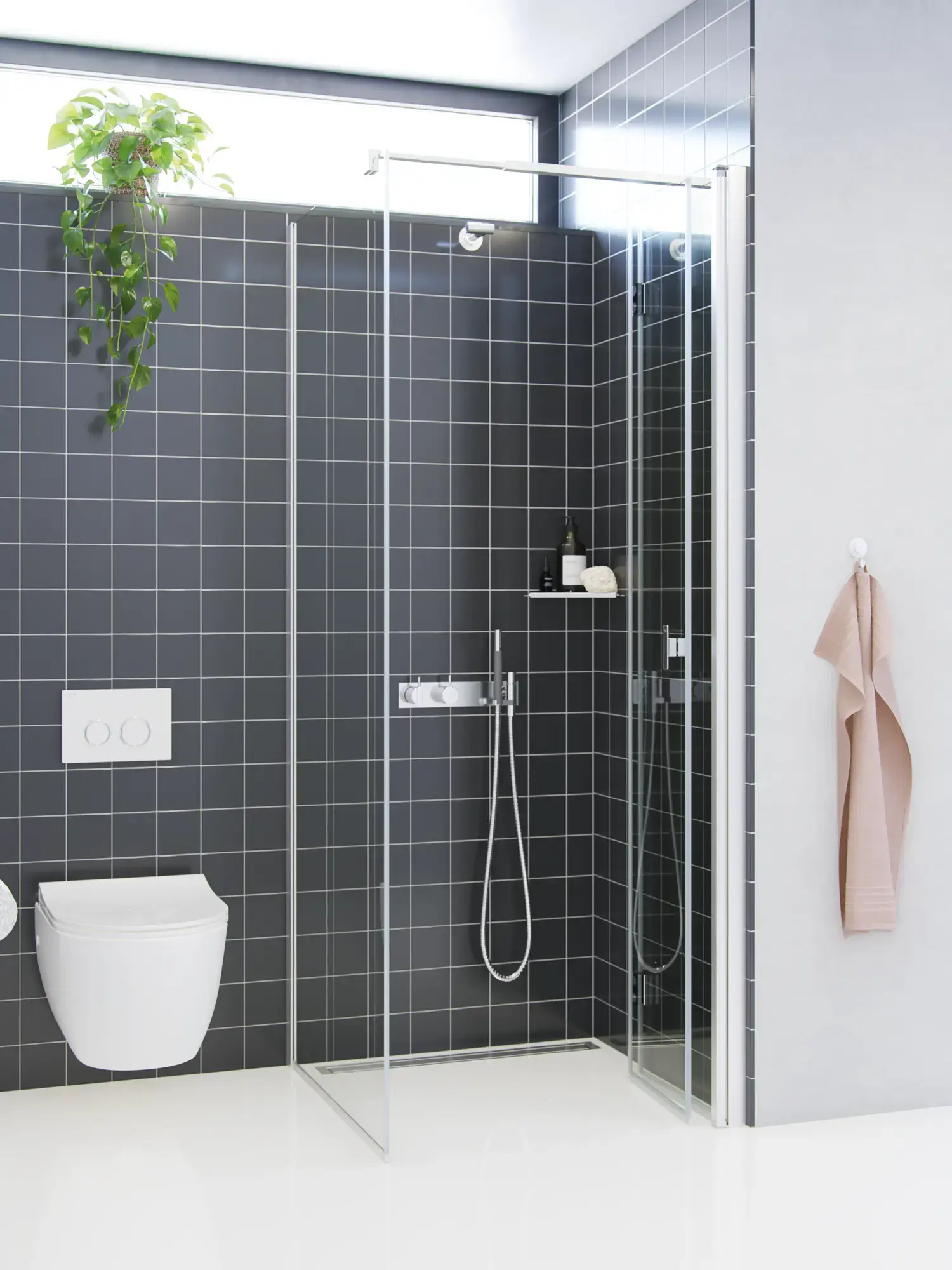 Badeværelse inspiration med bruseafskærmning med fast væg og foldedør i klart glas og satin der giver et lyst og moderne udtryk.