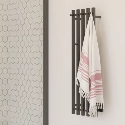 Stort badeværelse inspiration med hvide badeværelsesmøbler, firkantet spejl, og bruseafskærmning med svingdører med klart glas og profiler i mat sort samt elegant elektrisk håndklædetørrer.