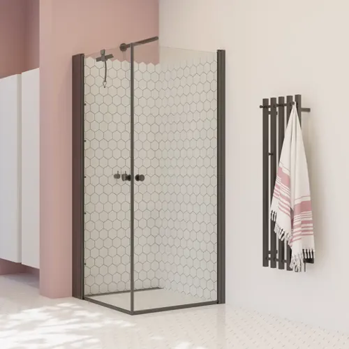 Stort badeværelse inspiration med hvide badeværelsesmøbler, firkantet spejl, og bruseafskærmning med svingdører med klart glas og profiler i mat sort samt elegant elektrisk håndklædetørrer.