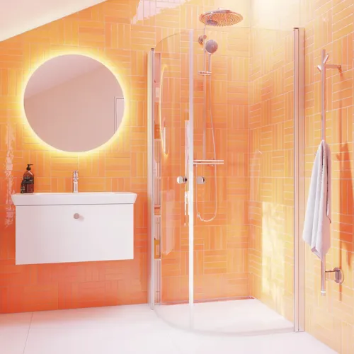 Badeværelse inspiration med hvidt vaskeskab med rundt spejl, afrundede brusedører i klart glas og profiler i satin, med praktisk og lækker elektrisk håndklædetørrer og badeværelseshylde.