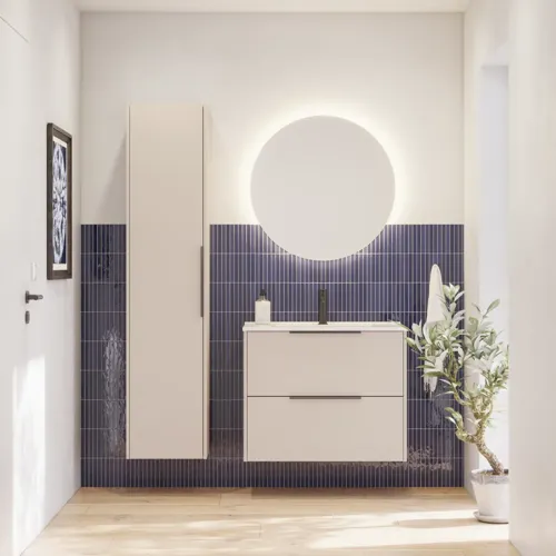 Badeværelse inspiration med aflange blå fliser, elegant beige vaskeskab og højskab med sorte, minimalistiske og aflange greb samt rundt spejl med lys, der giver et smukt og kontrastfyldt udtryk.