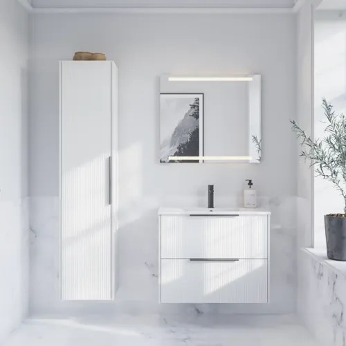 Badeværelse inspiration med gulve og vægge i marmor, elegant hvidt vaskeskab og højskab med smukke smalle striber, og minimalistiske sorte aflange greb, samt moderne firkantet spejl med lys.